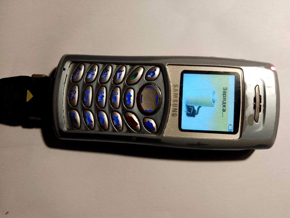 Мобильный кнопочный тел. Samsung с110 + зарядка.