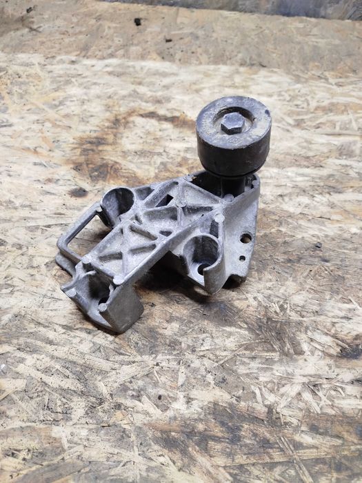 Кронштейн двигуна правий Renault Scenic 1.9 Рено 7700438401