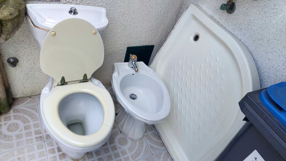 Conjunto de casa de banho (sanita, autoclismo, bidé e base de duche)