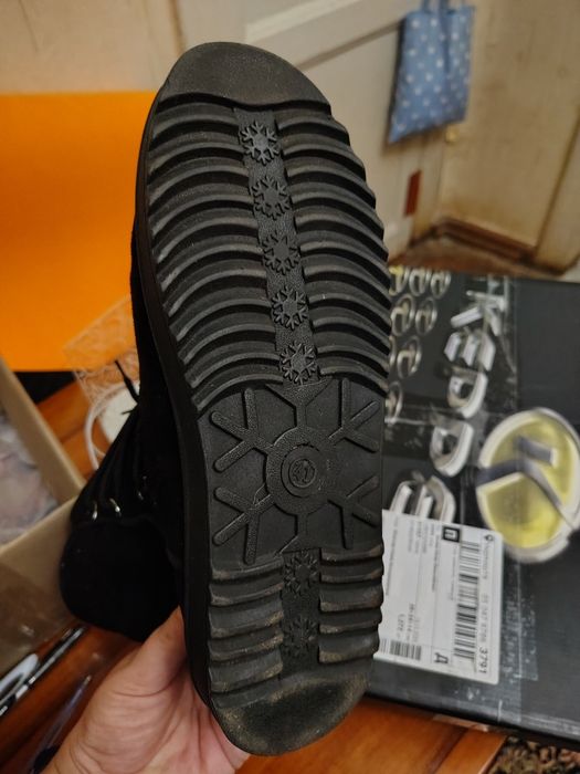 Уггі на широку ногу.