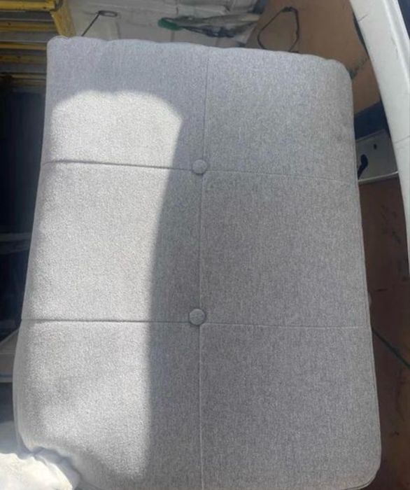 chaise longue cinza claro