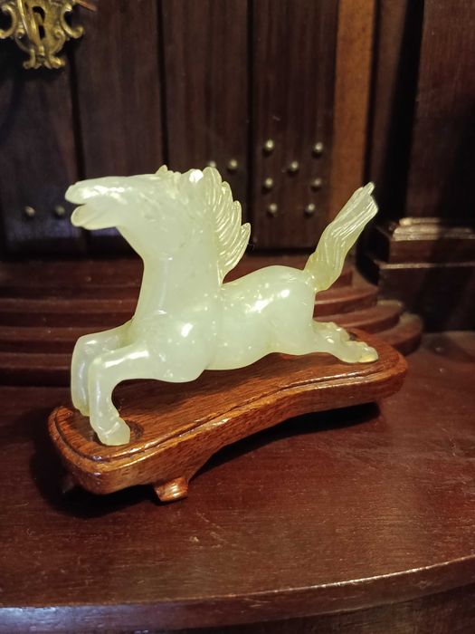 Escultura Cavalo Jade Celadon Base Madeira 8 cm