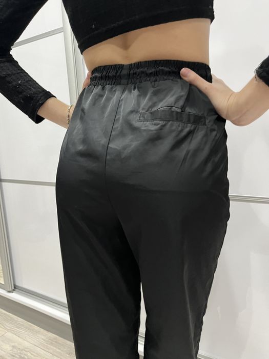 Spodnie Nowe Joggery Czarne Śliskie Sznurki Kieszenie