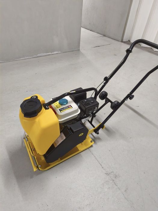 Placa compactadora Vibratória 65kg com depósito de água