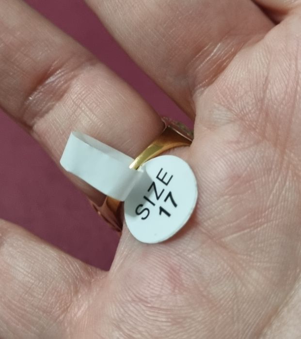 Anel dourado, em aço, com várias micropérolas por cima. T17/18