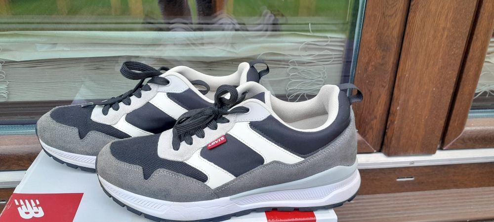 Buty sportowe Levis 40 jak nowe