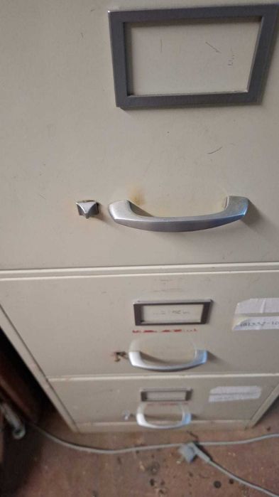 Arquivo metálico com gavetas