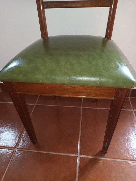 Cadeira de madeira almofadada