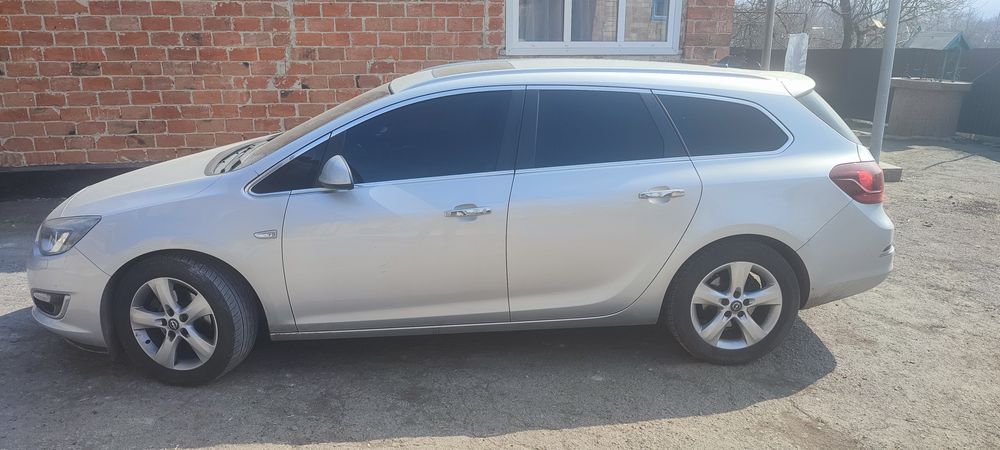 Продам Опель Астра  j sports turer рестайл