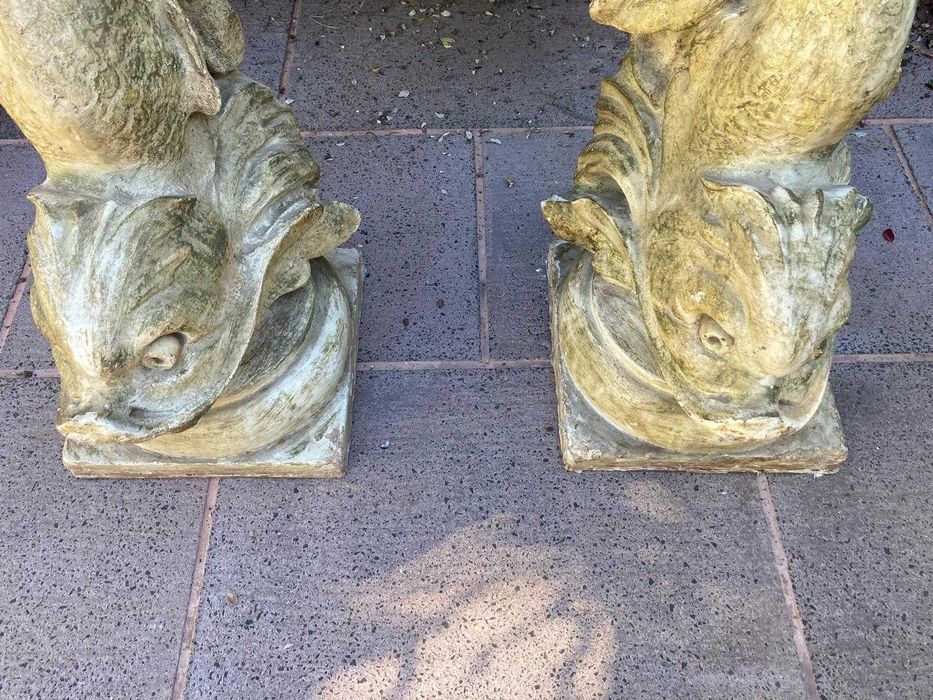 Duas colunas em madeira trabalhada com gesso