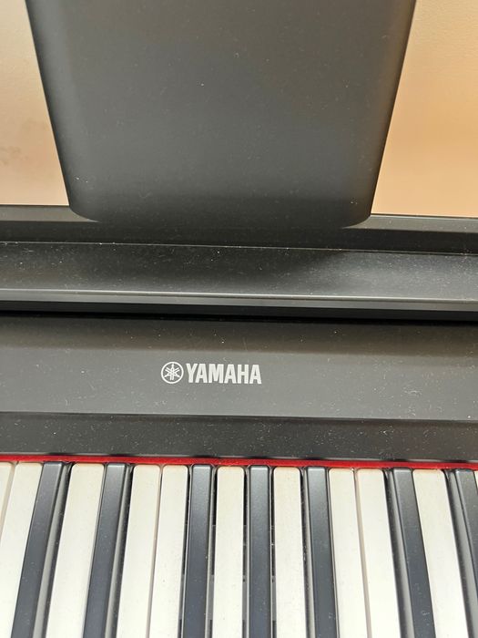 Piano digital portátil com suporte Yamaha