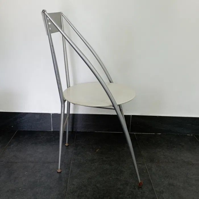 Mesa com tampo em vidro temperado, com estrutura em alumínio cinza