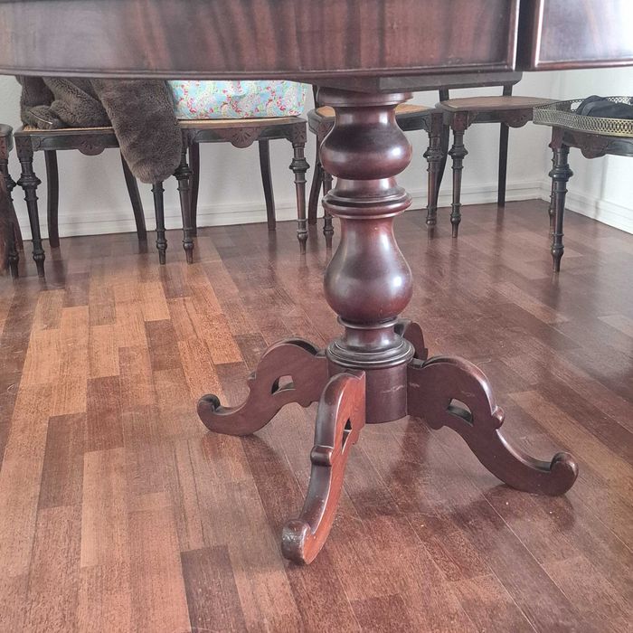 Mesa de jantar redonda clássica com pé de galo