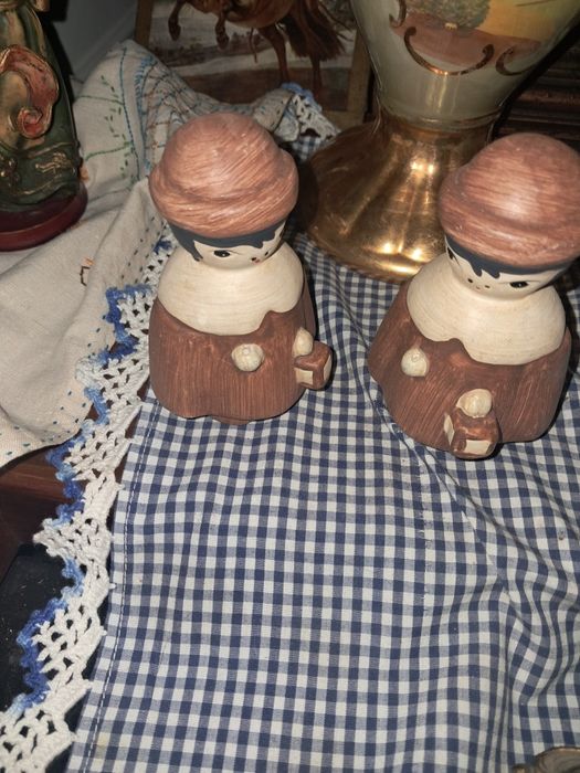 Dois bonecos em ceramica
