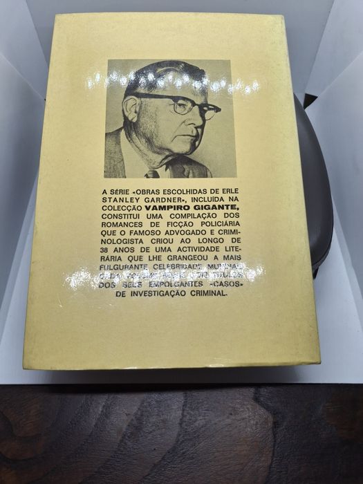 O caso da Irmã dos olhos verdes; O caso do cadáver fugitivo.