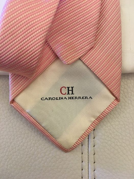 Gravatas de seda novas de boa qualidade O preço é para UMA gravata