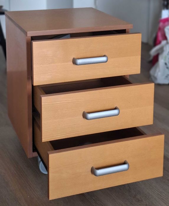 Mesa de cabeceira c/rodas