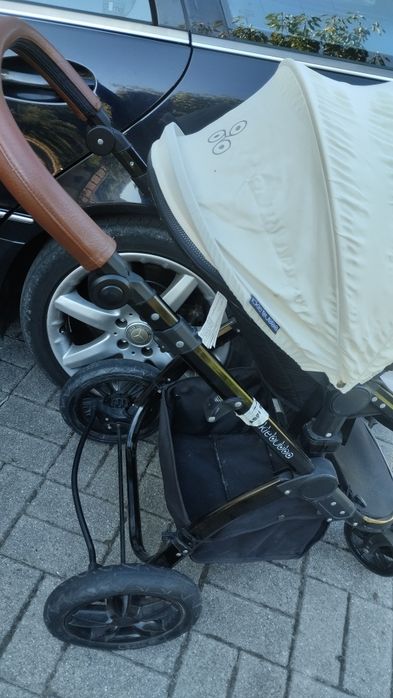 carrinho de bebe preto e beje tem protecao castanha
