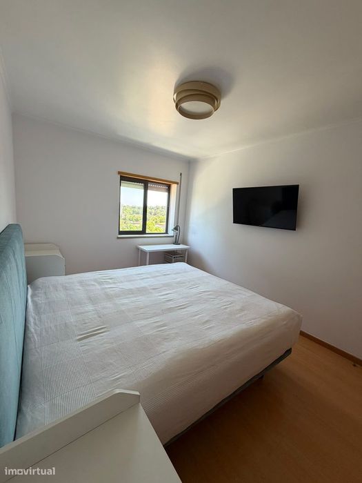 Apartamento T2 com Varanda e Garagem em Telheiras