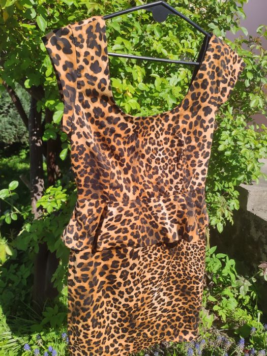 Sukienka w panterkę z baskinką