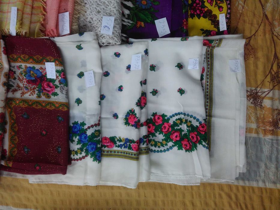 Платки с люрексом, шерстяные и другие.