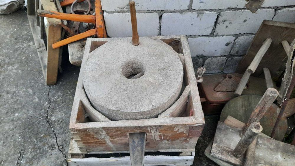 Продам (Мельница) каминни жорна ручни. В робочому стани.