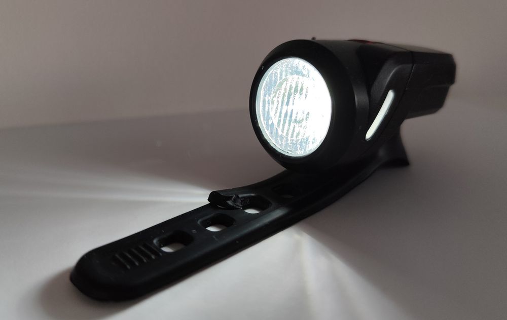 Przednia lampka rowerowa Sigma Aura 35