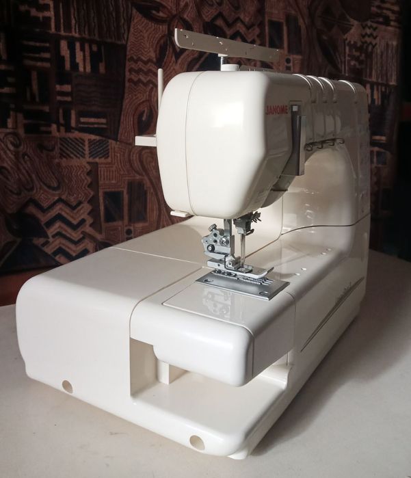 Розпошивальна машина Janome Cover Pro II. Стан нової!!!