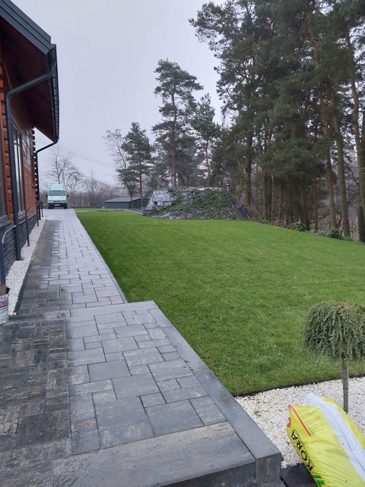 Zakładanie trawników trawniki z siewu z rolki glebogryzarka separacy