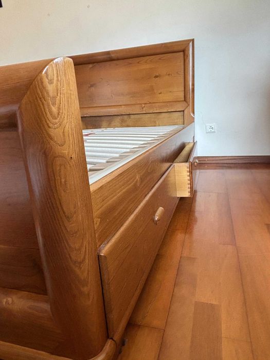 Cama de casal em madeira maciça