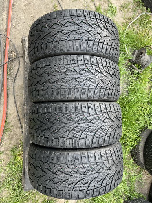 245 40 r18 Toyo Winter