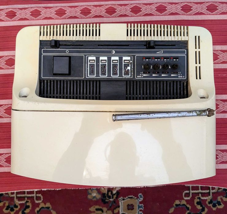 Televisão Vintage Grundig Triumph 1216 Branca - Raro e Colecionador