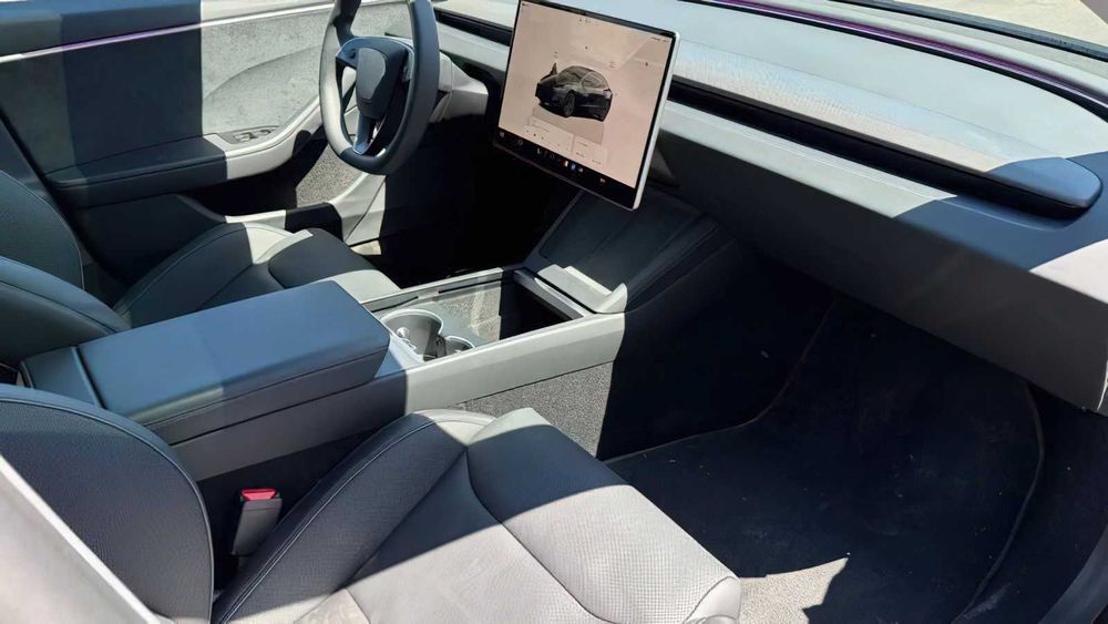 Tesla Model 3      2024