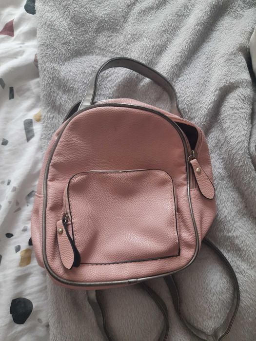 Różowy plecak z ekoskórki