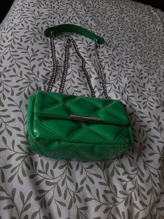 Carteira verde da Bershka