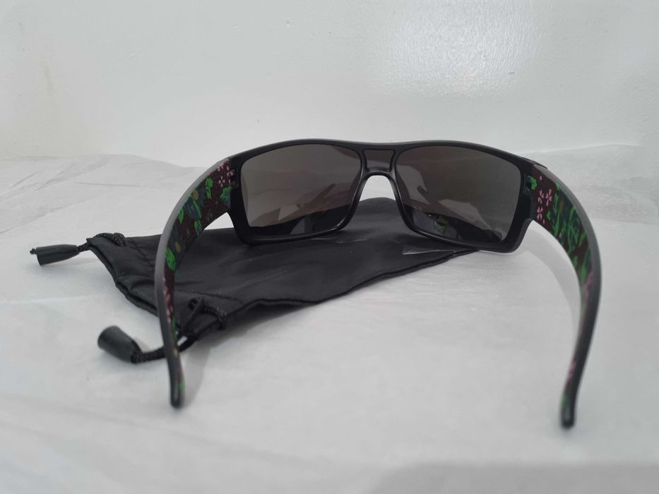 Óculos de sol Arnette haste larga pretos e azuis ou verdes espelhado