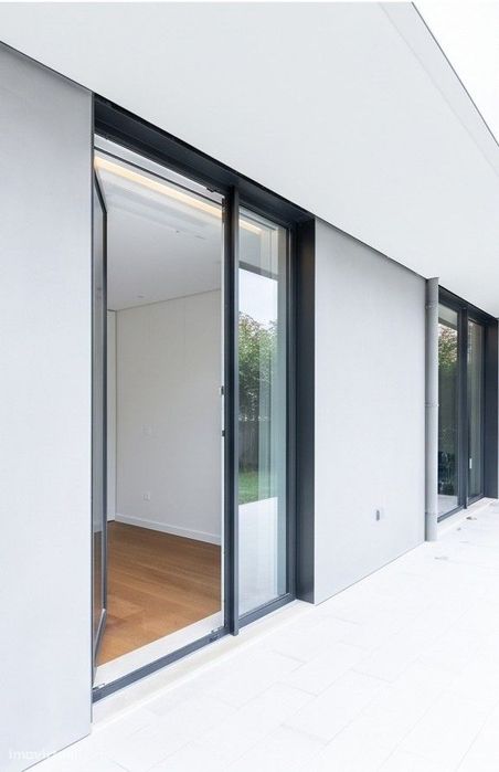 Apartamento mobilado com largo terraço no edifício Paço de Rei Plaza.