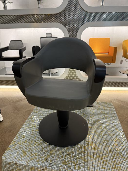 Cadeiras cabeleiriro e rampas lavar cabecas