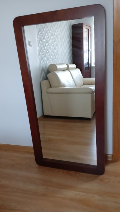 Lustro w drewnianej ramie