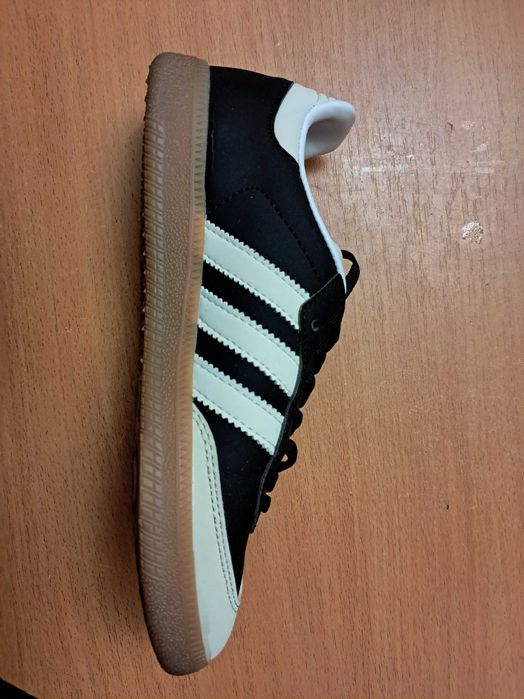 Детские Кроссовки adidas  38 размер стелька 24см