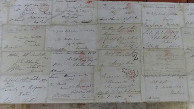 Móvel único totalmente coberto com cartas de 2ª guerra único exclusivo