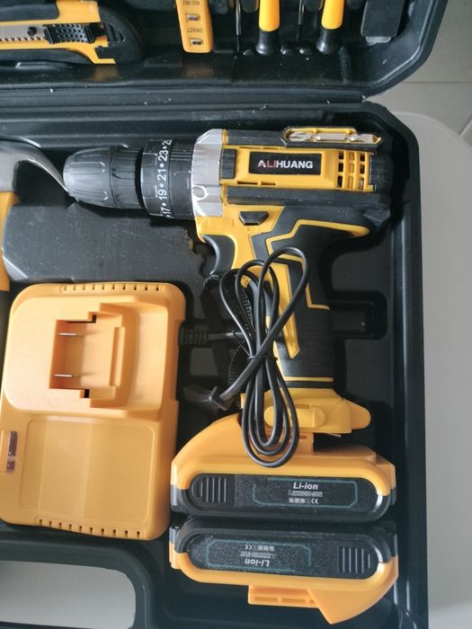 Mala de Ferramentas com aparafusadora e furadora com 2 baterias