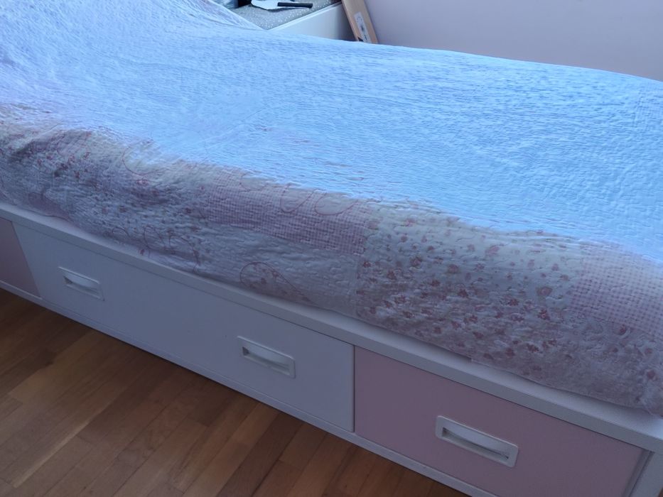 Cama e colchão de criança