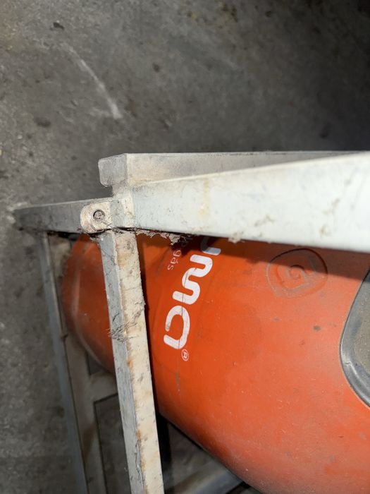 Grade/estrutura em ferro para armazenamento de bilhas de gás.