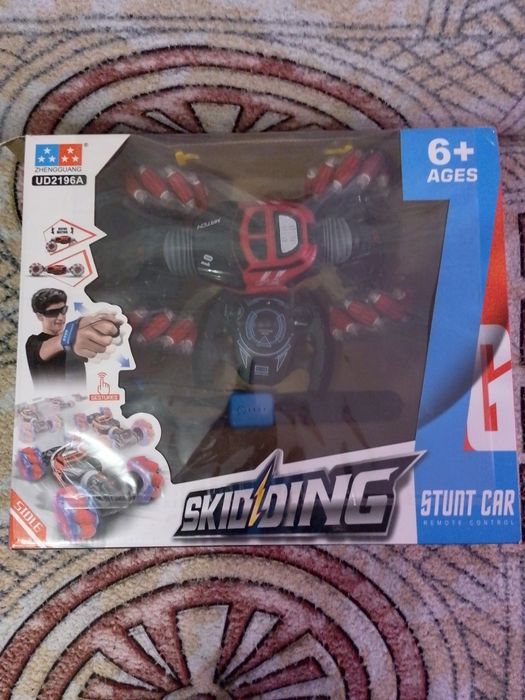 Машинка на пульте управления