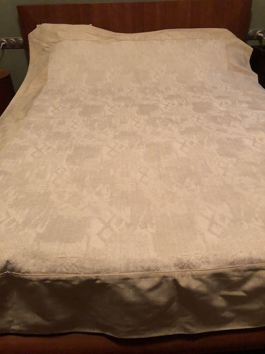Бежевое покрывало