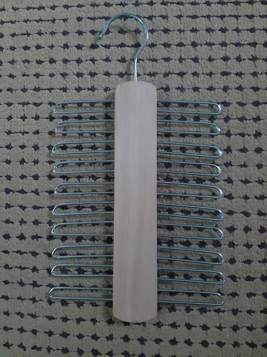 Cabide em madeira para 20 gravatas