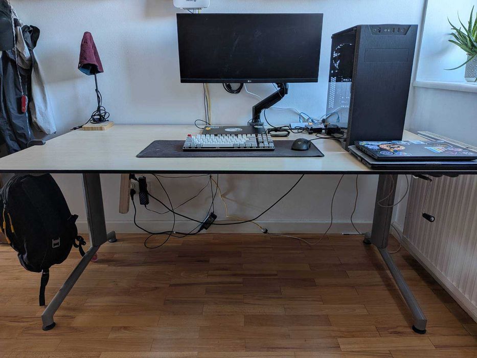 biurko z regulowaną wysokością