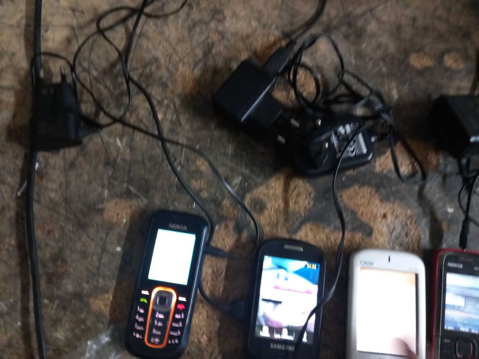 4 telemóveis diversos