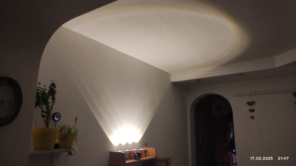 Лампа с аккумулятором, датчиком движения и линзами.